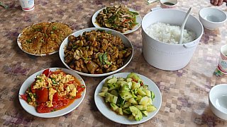 Abendessen im Restaurant im Mingyong Village - S&uuml;d-Ost-Tibet: Essen & Schlafen