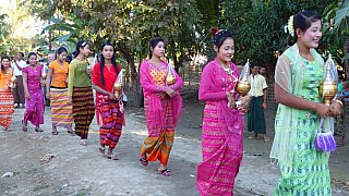 Prozession im Shin Ohh Gyi Village - West-Myanmar: Land und Leute