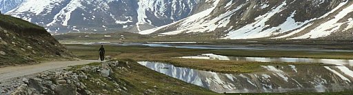 Einsamer Wanderer in der weiten Landschaft - Zanskar: Landschaft