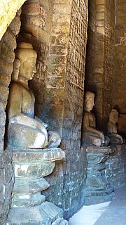 Buddha-Bildnisse im Kho Thaung Tempel in Mrauk U - West-Myanmar: Sehensw&uuml;rdigkeiten