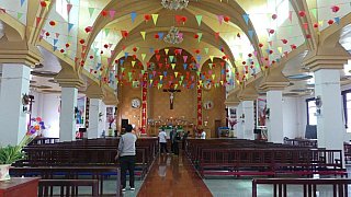 Altarraum in der katholischen Kirche in Markham - S&uuml;d-Ost-Tibet: Sehensw&uuml;rdigkeiten