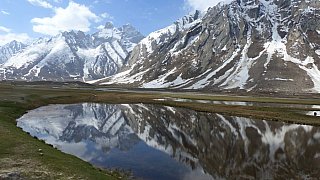 Spiegelung der schneebedeckten Berge im See - Zanskar: Landschaft