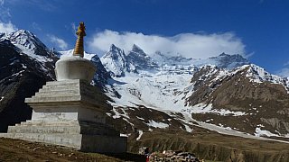Chorten vor schneebedeckten Bergen im Hintergrund - Zanskar: Landschaft