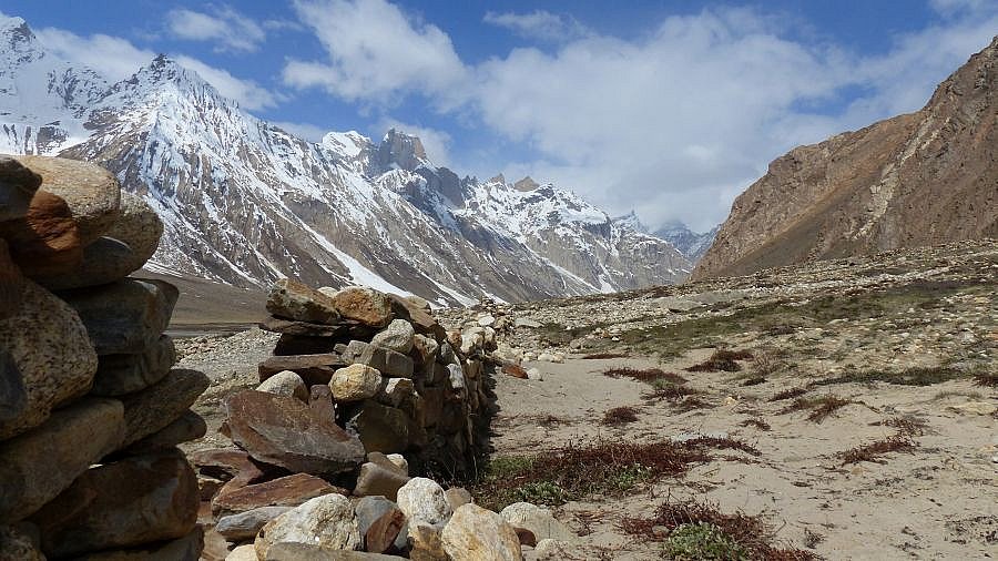 Manimauer vor schneebedeckten Bergen - Zanskar: Landschaft