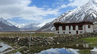 Das Dorf Rangdum vor schneebedeckten Bergen - Zanskar: Landschaft