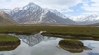 Spiegelung der Schneeberge im Wasser der Moorlandschaft - Zanskar: Landschaft