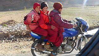 Jugendliche M&ouml;nche auf dem Motorrad - Zanskar: Land und Leute