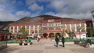 H&auml;userblock vor dem Markham Kloster - S&uuml;d-Ost-Tibet: Sehensw&uuml;rdigkeiten