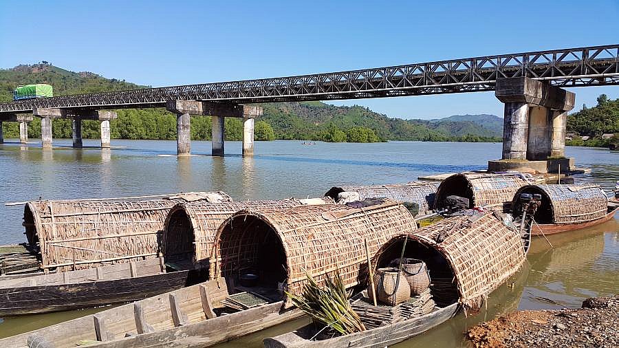 Traditionelles Langboot  - West-Myanmar: Land und Leute