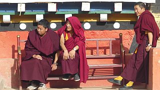 M&ouml;nche vor dem Markham Kloster - S&uuml;d-Ost-Tibet: Land und Leute