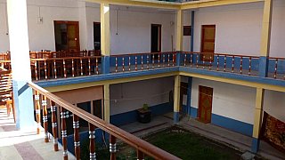Innenhof im Zambala-Hotel in Padum - Zanskar: Essen & Schlafen