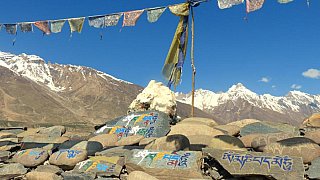 Manimauer und Manisteine mit Gebetsfahnen geschm&uuml;ckt im Zanskar-Tal - Zanskar: Landschaft
