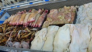 Persische Spezialit&auml;ten aus der K&uuml;hltruhe im Bazar in Qazvin - Nord-Iran: Land und Leute
