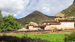 Tibetisches Dorf nach dem Lao Shan La Pass - S&uuml;d-Ost-Tibet: Land und Leute