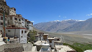 Die Klostergeb&auml;ude ziehen sich steil &uuml;bereinander den Berghang hinauf. - Zanskar: Sehensw&uuml;rdigkeiten