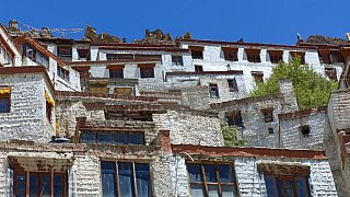 Stufenf&ouml;rmig angeordnet liegen die verschiedenen Geb&auml;ude des Karsha Klosters &uuml;bereinander - Zanskar: Sehensw&uuml;rdigkeiten