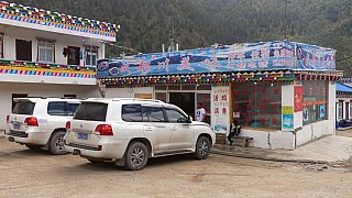 Halt am Restaurant an der Stra&szlig;e - S&uuml;d-Ost-Tibet: Essen & Schlafen