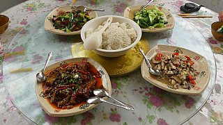 Mittagessen frisch zubereitet - S&uuml;d-Ost-Tibet: Essen & Schlafen