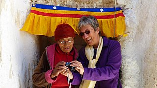 Nonne schaut sich Bilder an - Zanskar: Land und Leute