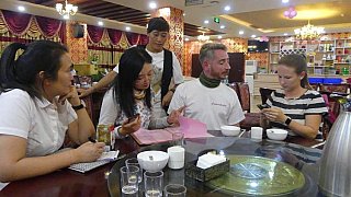 Bestellung des Abendessens - S&uuml;d-Ost-Tibet: Essen & Schlafen