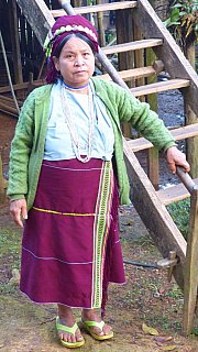 Chin-Dame in traditioneller Kleidung - West-Myanmar: Land und Leute