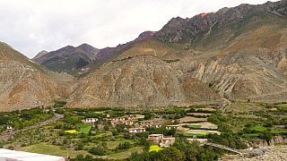 Tibetisches Dorf - S&uuml;d-Ost-Tibet: Landschaft