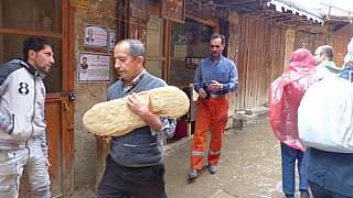 Frisches Brot aus der B&auml;ckerei in Masuleh - Nord-Iran: Land und Leute