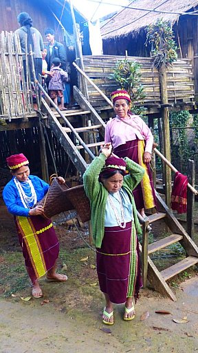 Drei Chin-Damen in traditioneller Tracht - West-Myanmar: Land und Leute