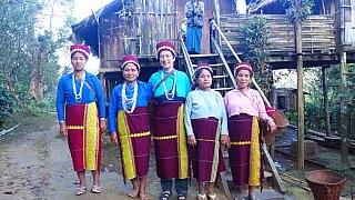 Gruppenfoto in traditioneller Tracht im Chin-Ddorf - West-Myanmar: Land und Leute