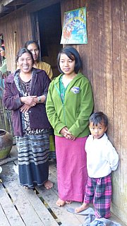 Chin-Damen mit Kind - West-Myanmar: Land und Leute