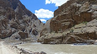 Stra&szlig;e entlang des Zanskar-Flusses - Zanskar: Landschaft