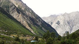 Tibetisches Dorf im Tal des Midui Gletschers - S&uuml;d-Ost-Tibet: Landschaft