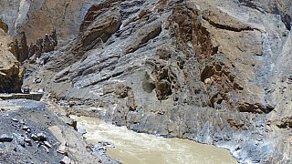 Fahrzeug am Endpunkt der befahrbaren Strecke - Zanskar: Landschaft
