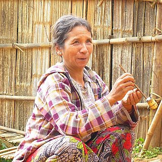 ChinDame mit Pfeife in Kampalet - West-Myanmar: Land und Leute
