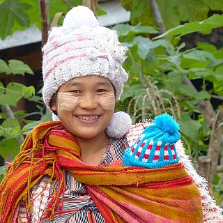 Junge Chin-Dame mit Baby - West-Myanmar: Land und Leute