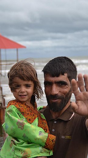 Iraner mit seiner kleinen Tochter am Gissom Strand am Kaspischen Meer - Nord-Iran: Land und Leute