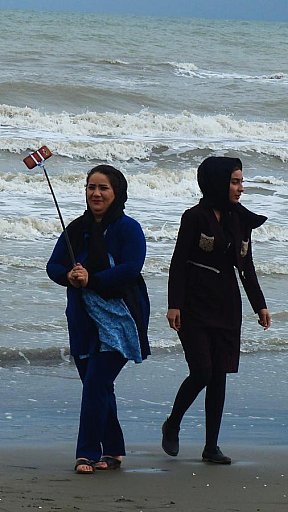 Zwei Iranerinnen  am Meer - Nord-Iran: Land und Leute