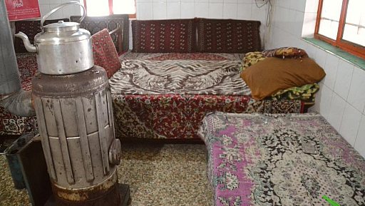 Sitzgelegenheit am w&auml;rmenden Ofen der Teestube - Nord-Iran: Land und Leute