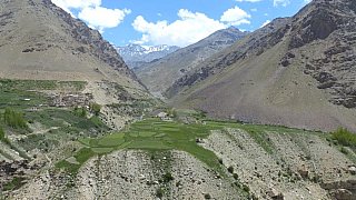 Ein kleines Dorf inmitten von Wiesen und Bergen - Zanskar: Landschaft