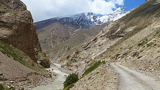 Stra&szlig;e entlang des Tsarap Flusses - Zanskar: Landschaft