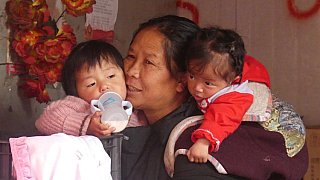 Tibeterin mit ihren beiden Kindern - S&uuml;d-Ost-Tibet: Land und Leute