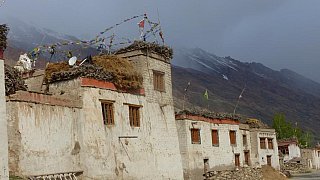 H&auml;user entlang der Dorfstra&szlig;e in Sani - Zanskar: Land und Leute