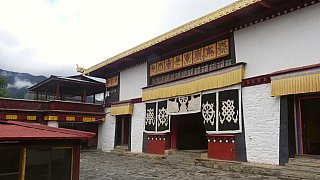 Eingang zum Buchu Lakhang - S&uuml;d-Ost-Tibet: Sehensw&uuml;rdigkeiten