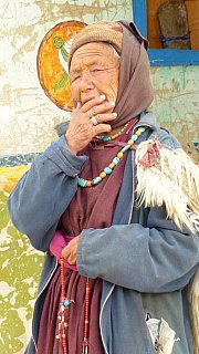 Nachdenkliche Bewohnerin von Sani - Zanskar: Land und Leute