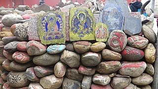 Mani-Steine am Buchu Lakhang - S&uuml;d-Ost-Tibet: Sehensw&uuml;rdigkeiten