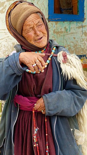 Zanskari Dame mit tibetischer Halskette und einem "Rosenkranz" mit 108 Perlen - Zanskar: Land und Leute