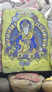 Mani-Stein mit Bildnis - S&uuml;d-Ost-Tibet: Sehensw&uuml;rdigkeiten