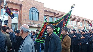 Fahnentr&auml;ger beim Ashoura-Festumzug - Nord-Iran: Land und Leute