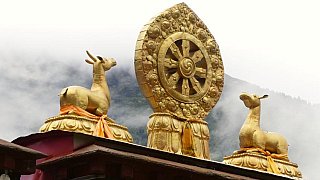 Das Rad der Lebens mit den beiden Rehen - S&uuml;d-Ost-Tibet: Sehensw&uuml;rdigkeiten
