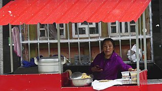 Tibeterin mit Stra&szlig;enstand - S&uuml;d-Ost-Tibet: Essen & Schlafen